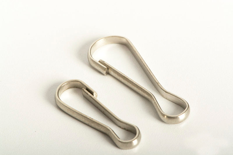 Mosquetón de 25 mm fabricado en alambre metálico con acabado níquel, diseñado para gafetes y accesorios de identificación. Resistente y funcional. Mosquetón de 25 mm fabricado en alambre metálico con acabado níquel, diseñado para gafetes y accesorios de identificación. Resistente y funcional.